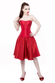 La Femme en Robe Corset Rouge